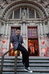 组图：王学兵伦敦写真展现英伦范儿