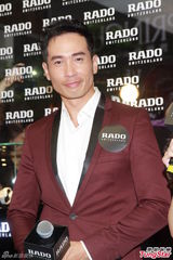 组图：佘诗曼暴瘦露肉秀美背 不慎露隐形内衣