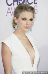 组图：斯威夫特长裙宛如女神 获最受欢迎女歌手