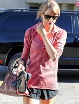 组图：斯威夫特粉衣黑超阳光活力 短裤秀美腿