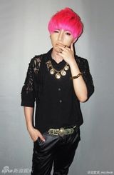 组图：好声音视觉美男梁君诺私照 网曝整容传言