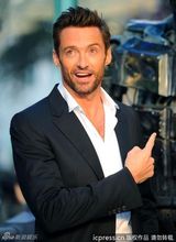 组图：《铁甲钢拳》伦敦首映 休-杰克曼比划拳脚