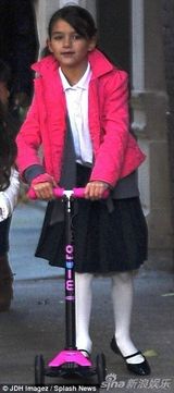 组图：小苏瑞街头玩滑板车 凯蒂贴身保护显母爱