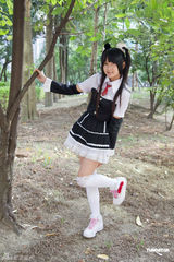 组图：许雅涵赴东南亚为萌妹选美代言