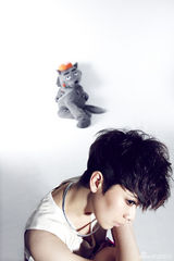 组图：海清最新时尚封面曝光 俏皮演绎另类优雅