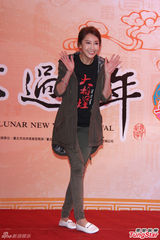 组图：《大稻埕》沿街发红包 猪哥亮隋棠亮相