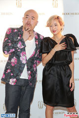 组图：徐濠縈欲把Eason未遮羞版专辑封面晒微博