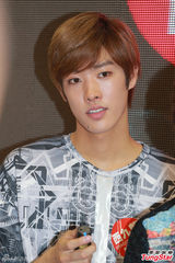 组图：韩国Gross Gene秀舞技 与粉丝握手抱抱