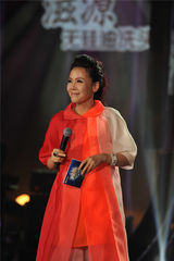 组图：腾格尔热舞《桃花源》 被指搞双重标准