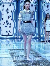 组图：模特赛现活虫T台 佳丽赤脚上阵腿软摔倒