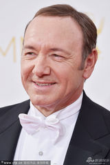 组图：《纸牌屋》凯文-史派西拄拐现身艾美红毯