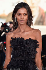 组图：威尼斯红毯《鸟人》女星莉雅黑裙如鸟人