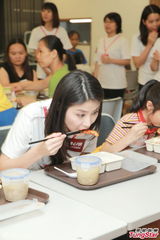 组图：陈慧琳谈港星家暴事件 绝不当儿子面吵架