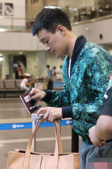 组图：佟大为潮装亮相机场赶赴戛纳36小时暴走