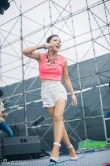 组图：艾怡良比基尼秀性感 七首连唱草莓音乐节