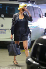 组图：塞隆黑衣平底鞋就医疑怀孕 西恩潘当爹？