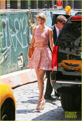 组图：泰勒-斯威夫特短裙露脐装性感不失活泼