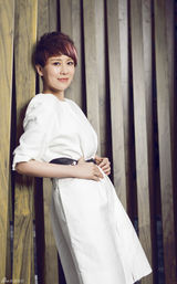 组图：海清时尚写真率性干练 深V尽显柔美本性