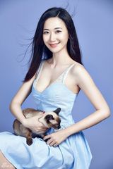 组图：司珂华携喵星人出镜 温情演绎爱宠情缘