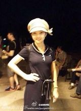 组图：林妙可七夕出游 引帅哥索要合影