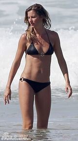 组图：邦辰黑色比基尼秀椒乳 怀抱爱女萌态十足