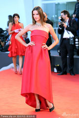 组图：维秘超模安布罗休助阵威尼斯 挤沟送吻