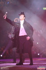 组图：张学友郑秀文等红馆开唱致敬张耀荣