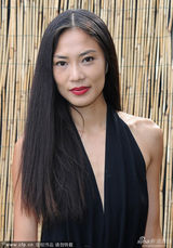 组图：华裔女星亮相威尼斯 侧面真空大秀性感