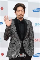 组图：胡歌亮相韩国颁奖礼 大胡子梳背头难认出