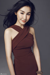 组图：刘璐珈时尚高冷写真 性感礼裙魔鬼身材