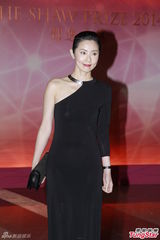 组图：郑裕玲优雅现身 否认买千张票捧黄子华