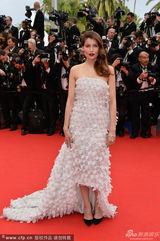 组图：戛纳开幕红毯 蕾蒂莎-科斯塔红唇娇艳