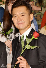 组图：佐藤健渡部笃郎父子刑警现身引粉丝尖叫