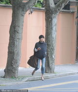 组图：马伊琍与友人喝下午茶 忘掉不快亲密热聊