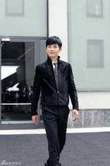 组图：张晓龙米兰时装周首秀 精致儒雅