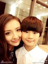 组图：孙茜晒与天天吐舌卖萌合照 急切想生孩