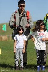 组图：《爸爸2》萌娃奶爸集体变身“挤奶工”