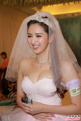 组图：何傲儿避谈旧爱 爆乳披婚纱有出嫁感觉