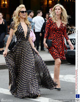 组图：想秀得有料！帕丽斯-希尔顿深V装出街露飞机场