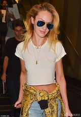 组图：坎蒂丝晒比基尼性感照 撅臀吐舌呆萌范儿