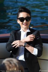 组图：周迅坐游艇耍酷到底 墨镜三人组游意大利