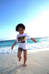 组图：Kimi追逐海浪 网友：以后也是长腿欧巴