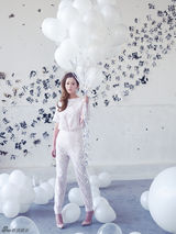 组图：颖儿时尚写真 修身镂空装梦幻少女气质