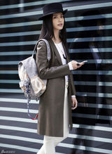 组图：姚晨英伦风格闪亮街头 演绎精英女性