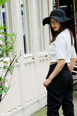 组图：杜若溪街头小憩 复古红唇演绎法式优雅