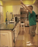 秒娱连珠：少女拉床柱跳钢管舞惨摔