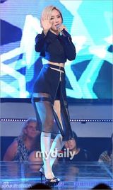 组图：f(x)首秀新歌 海盗造型冷艳性感