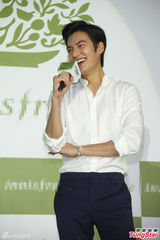 组图：长腿男神李敏镐旋风访台 吐舌卖萌玩不停