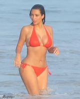 组图：卡戴珊穿比基尼划船 尺寸太小难掩肥臀