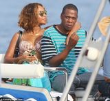 组图：碧昂斯与老公甜蜜现身 搂脖子破婚变传闻